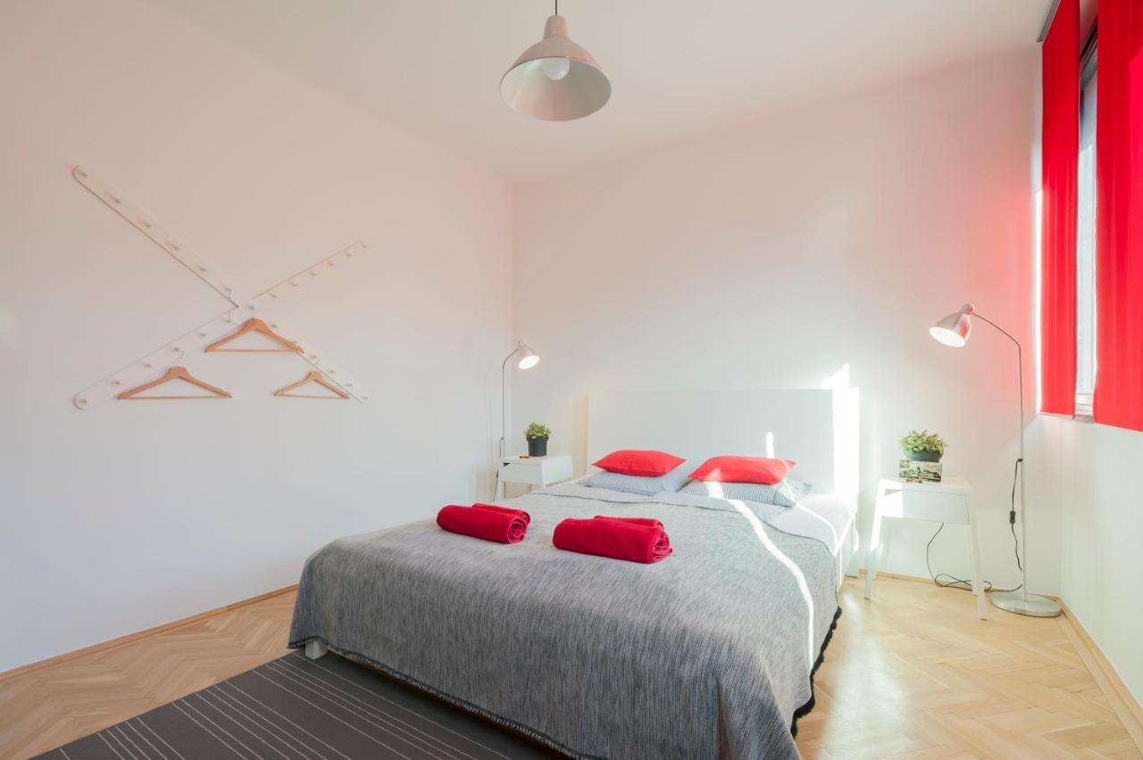 New Design Apartment By Gozsdu Court Budapest Bagian luar foto