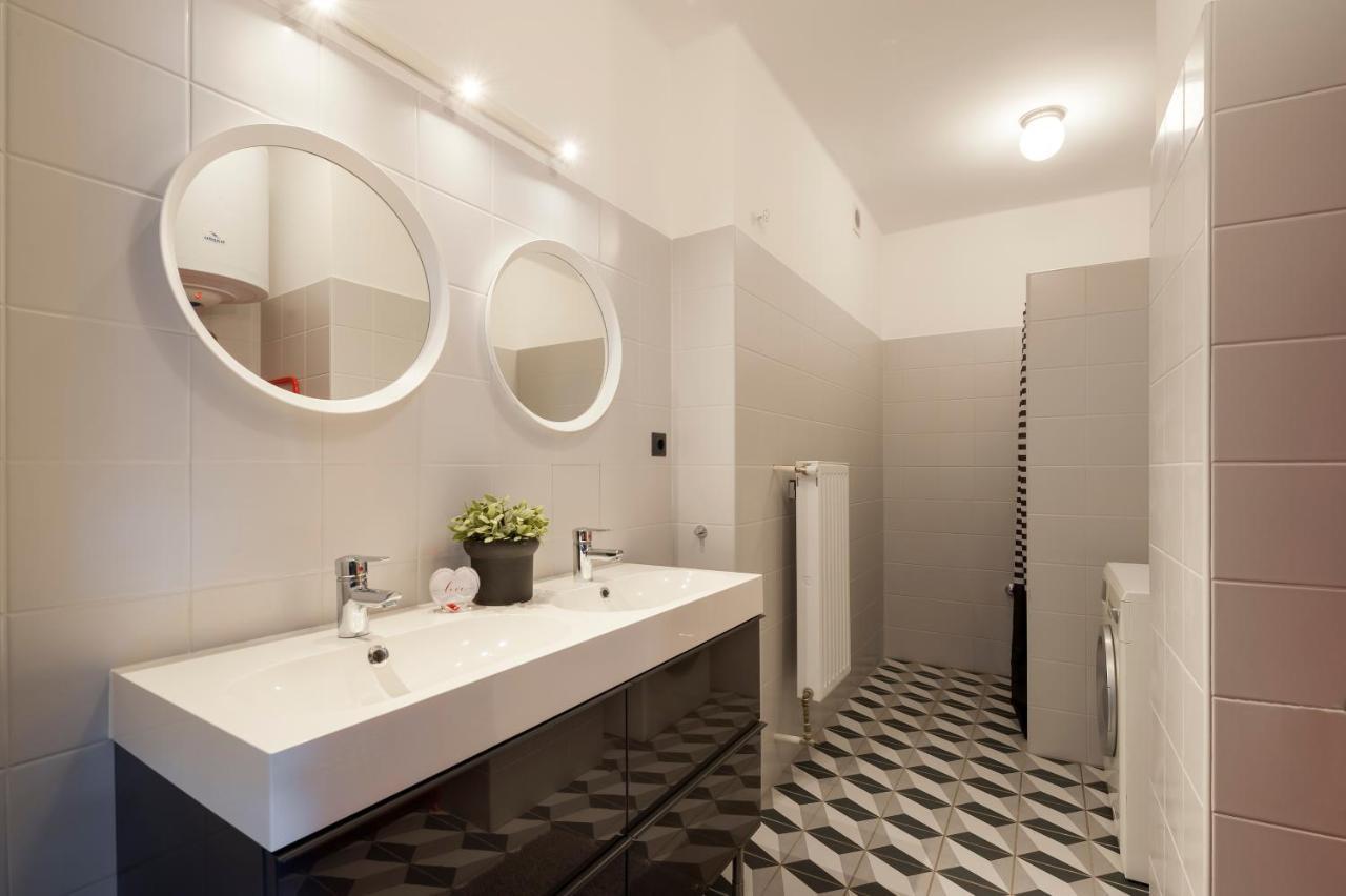New Design Apartment By Gozsdu Court Budapest Bagian luar foto